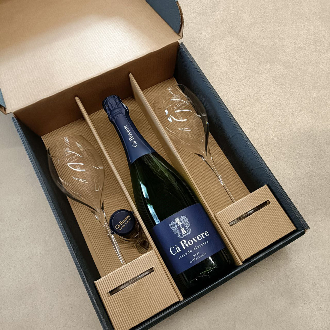 Box Table set: sparkling wine, glasses and stopper