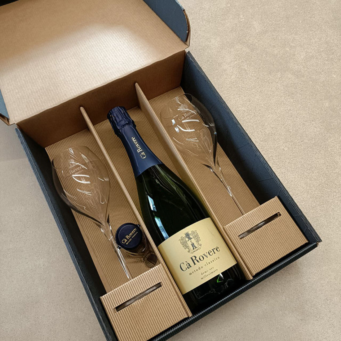 Box Table set: sparkling wine, glasses and stopper